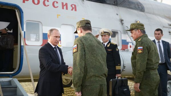 Президент России Владимир Путин (слева) во время посещения полигона Донгузский в Оренбургской области