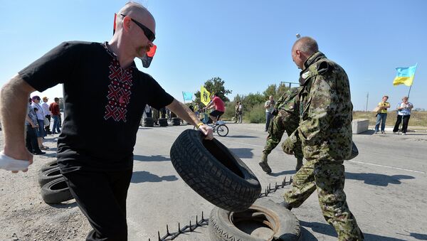 Активисты заблокировали автодорогу на границе Украины и Крыма. 20 сентября 2015