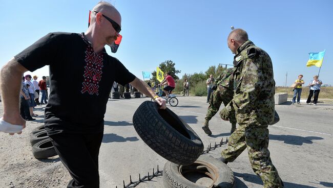 Активисты заблокировали автодорогу на границе Украины и Крыма. 20 сентября 2015