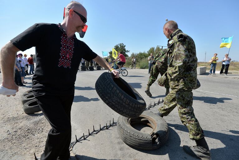 Активисты заблокировали автодорогу на границе Украины и Крыма. 20 сентября 2015