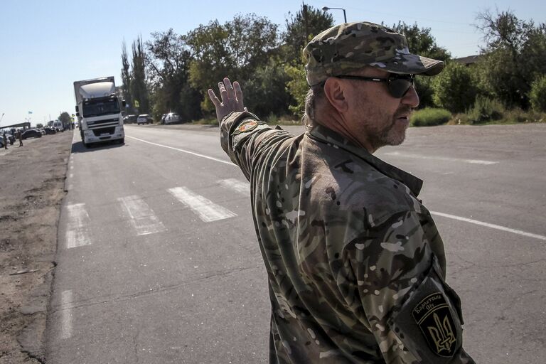 Активисты заблокировали автодорогу на границе Украины и Крыма. 20 сентября 2015