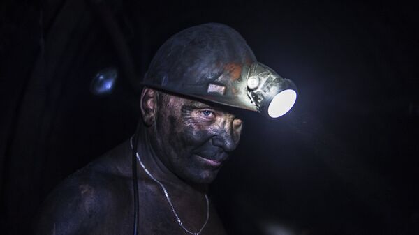 Шахтер в штольне на шахте Заря в городе Снежное Донецкой области