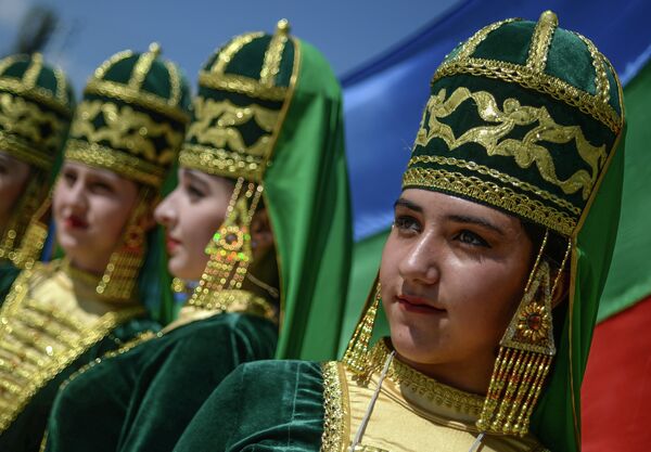 Участницы фестиваля национальных культур и подворий народов Дагестана на площади Свободы в рамках празднования 2000-летия Дербента
