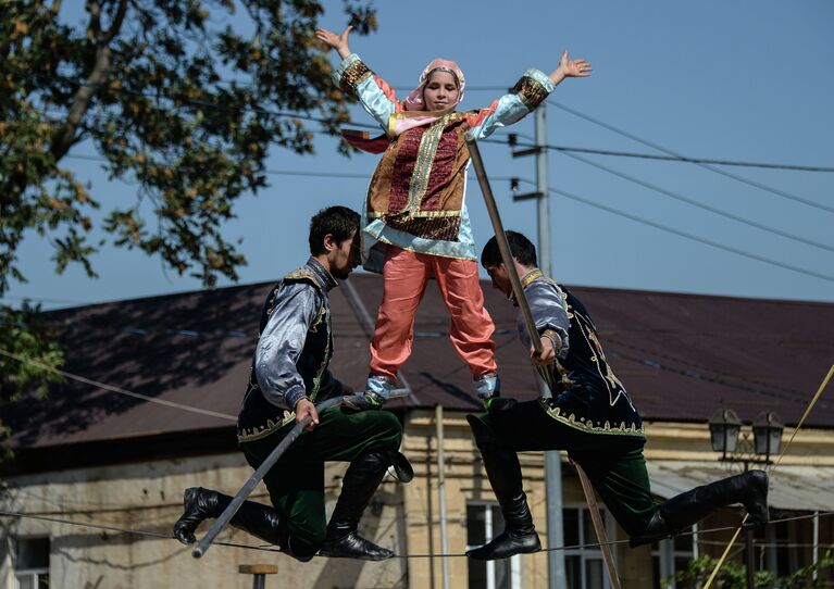 Участники фестиваля национальных культур и подворий народов Дагестана на площади Свободы в рамках празднования 2000-летия Дербента