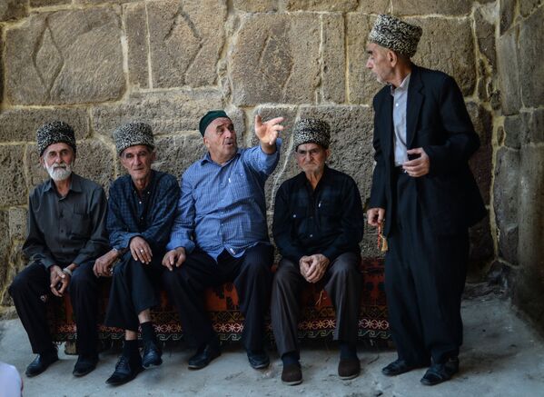 Местные жители в районе старого города Магал во время празднования 2000-летия Дербента