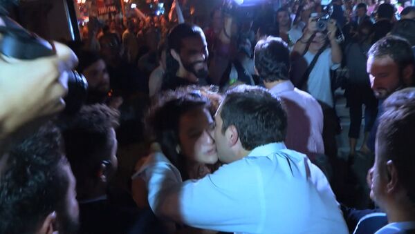 Ципрас обнимался с избирателями после победы СИРИЗА на парламентских выборах