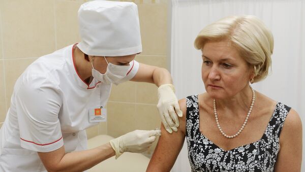Заместитель председателя правительства РФ Ольга Голодец делает прививку против гриппа перед совещанием в правительстве по вопросам вакцинации