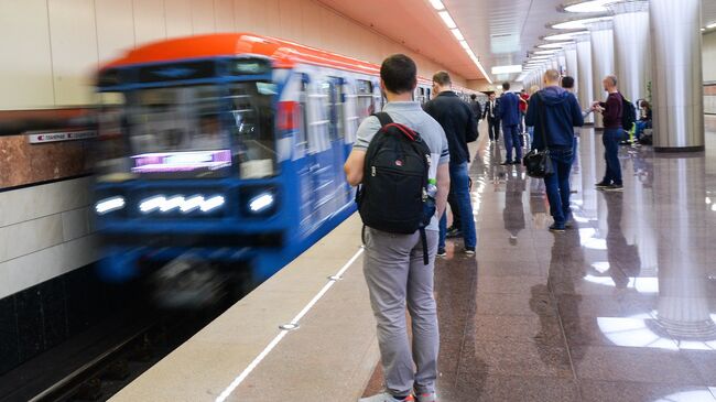 Пассажиры на станции московского метрополитена. архивное фото