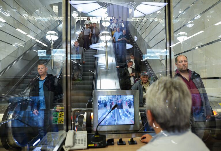 Сотрудник московского метрополитена наблюдает за эскалаторами на открывшейся станции метро Котельники