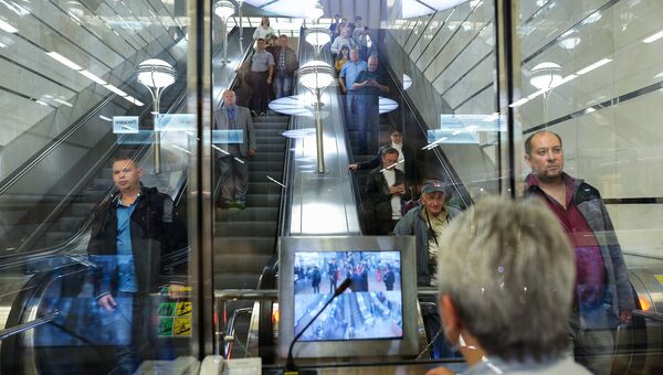 Сотрудник московского метрополитена наблюдает за эскалаторами на открывшейся станции метро Котельники. Архивное фото