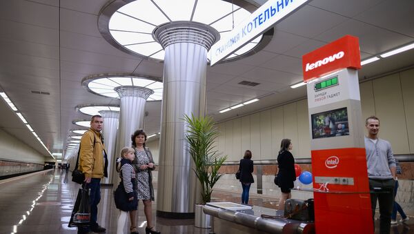 Пассажиры на открывшейся станции московского метрополитена Котельники