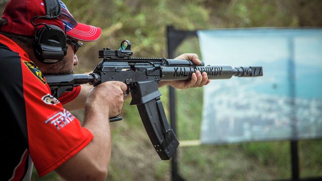 Демонстрационная стрельба из гладкоствольного самозарядного карабина Сайга-12 . Архивное фото