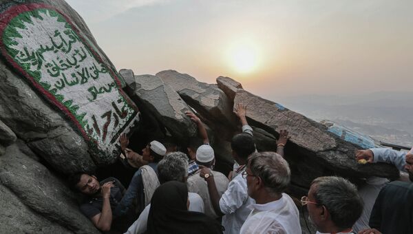 Мусульмане на вершине горы Нур во время ежегодного хаджа. Архивное фото