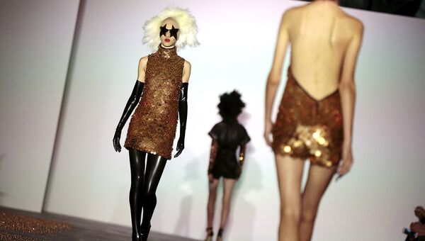 Модели во время показа коллекции Gareth Pugh в рамках Недели моды в Лондоне