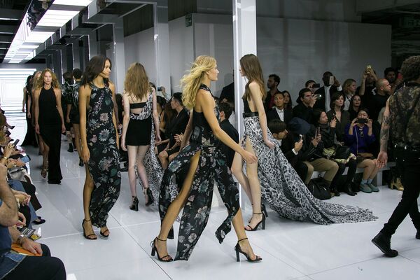 Модели во время показа коллекции Versus Versace в рамках Недели моды в Лондоне
