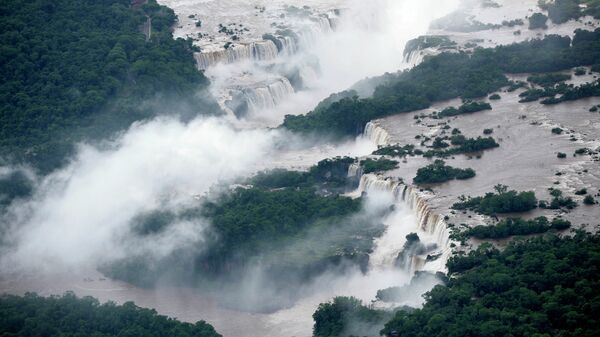 Водопады Игуасу на границе Бразилии с Аргентиной