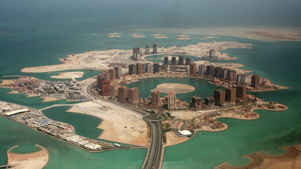 Вид с воздуха на искусственный остров жемчужина Катара в Дохе