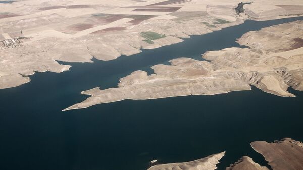 Вид сверху на реку Евфрат. Архивное фото