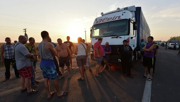 Водители грузовых автомобилей на границе Украины и Крыма у пограничного пункта Каланчак