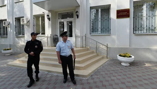 Сотрудники полиции у здания городского суда города Донецка Ростовской области