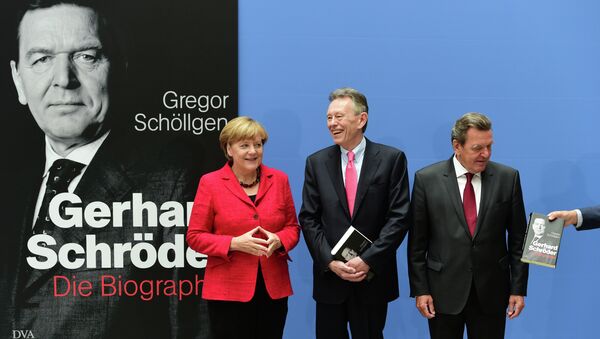Канцлер Германии Ангела Меркель, бывший канцлер Германии Герхард Шредер и автор Грегор Шолген во время официальной презентации биографии Шредера в Берлин