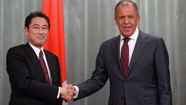 Министр иностранных дел России Сергей Лавров (справа) и министр иностранных дел Японии Фумио Кисида. Архивное фото