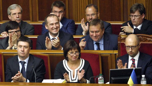 Министр финансов Украины Наталья Яресько, премьер-министр Арсений Яценюк и члены кабмина