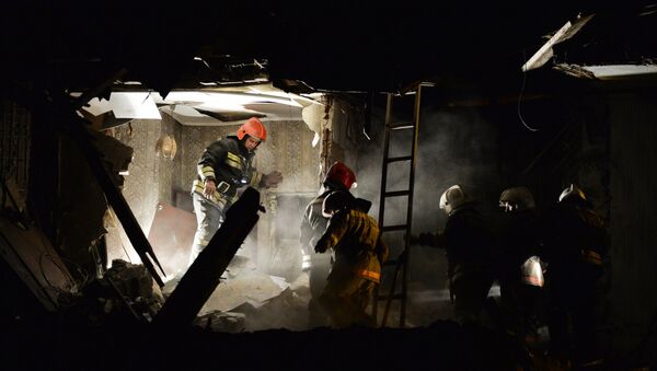 Сотрудники МЧС работают на месте обрушения жилого дома в Омске