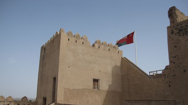 Флаг развевается над замком в Омане. Архивное фото