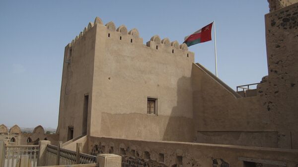 Флаг развевается над замком в Омане