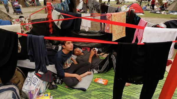 Сирийские беженцы отдыхают в палаточном лагере неподалеку от греко-турецкой границы в Эдирне