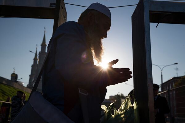 Верующий возле Московской соборной мечети