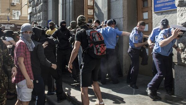 Протестующие и сотрудники правоохранительных органов у здания городского совета Харькова