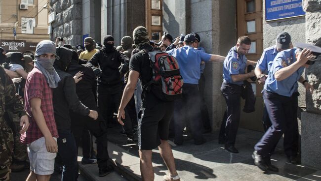 Протестующие и сотрудники правоохранительных органов у здания городского совета Харькова