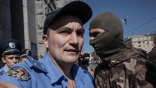 Протестующий и сотрудники правоохранительных органов у здания городского совета Харькова