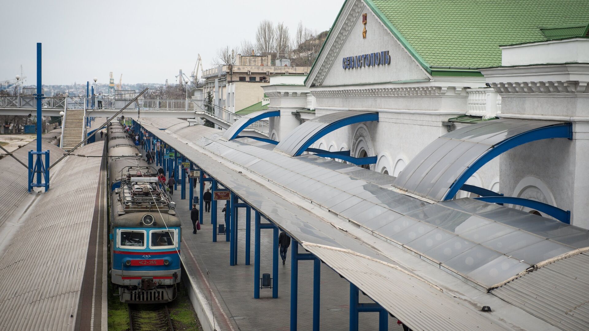 Поезд у здания железнодорожного вокзала в городе Севастополе - РИА Новости, 1920, 15.06.2022