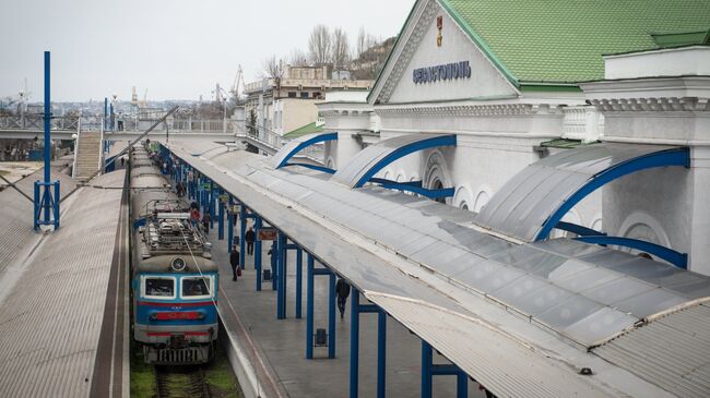 Поезд у здания железнодорожного вокзала в городе Севастополе