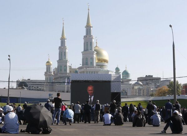 Верующие слушают выступление президента РФ Владимира Путина на открытии Московской соборной мечети в Москве