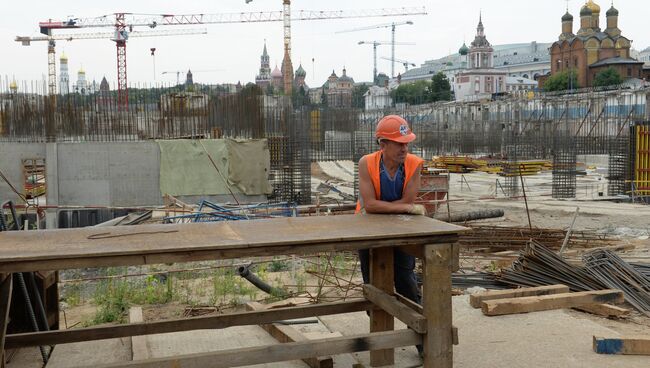 Рабочий на территории строящегося парка Зарядье. Архивное фото