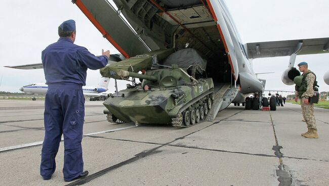 Российской военнослужащие на военном аэродроме в Мачулищах под Минском