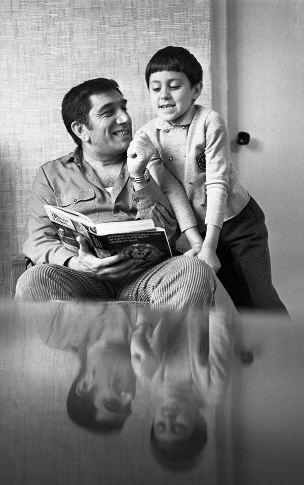 Народный артист СССР Армен Джигарханян с сыном