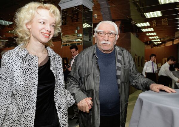 Актер Армен Джигарханян с супругой на выставке Бескомпромиссная жажда красоты художника Никаса Сафронова в Москве