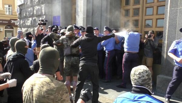 Беспорядки у горсовета Харькова: неизвестные применили газ против милиции