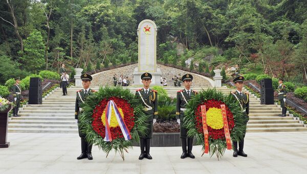 Церемония перезахоронения останков советского военного советника капитана Ивана Бабашкина в парке Сишань города Гуйлинь, Китай