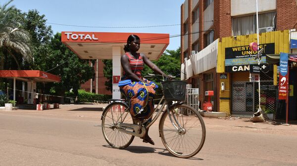 Девушка на улице в столице Буркина-Фасо городе Уагадугу