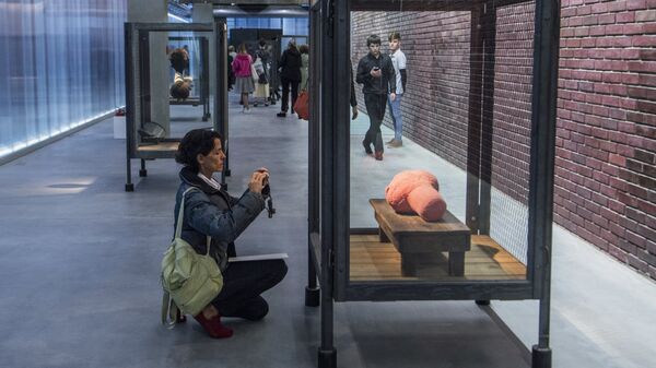 Посетительница у скульптуры Клетка XXIII американского скульптора Луизы Буржуа в музее современного искусства Гараж