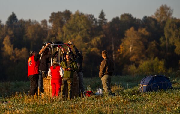 Подготовка воздушного шара к полету во время занятий воздухоплаванием в Московской области
