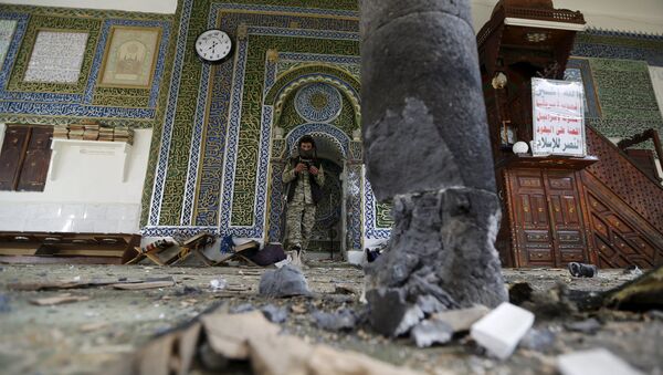 На месте теракта в мечети Блили в столице Йемена Сане
