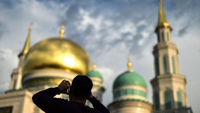 Мусульмане в день праздника жертвоприношения Курбан-Байрам в Московской Соборной мечети