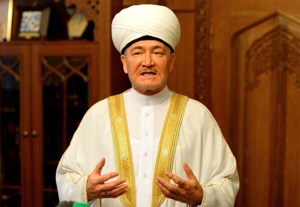 Председатель совета муфтиев России Равиль Гайнутдин во время праздника жертвоприношения Курбан-Байрам в Московской Соборной мечети